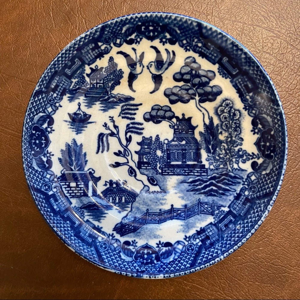 YS Japan vintage Blue Willow saucer - beautiful OLD display piece for collectors
